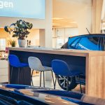 Stühle und Tresen im Kundenwartebereich im Autohaus Eschengrund